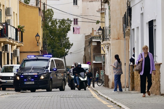 Agentes de la Policía Nacional están desplegados en el barrio de La Trinidad de Málaga capital desde primeras horas de la mañana de este martes dentro de un operativo iniciado tras los últimos tiroteos ocurridos en la ciudad.