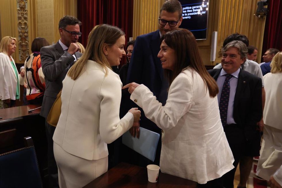 Archivo - La presidenta del Govern, Marga Prohens (i), saluda a la portavoz de VOX en el Parlament balear, Manuela Cañadas (d).