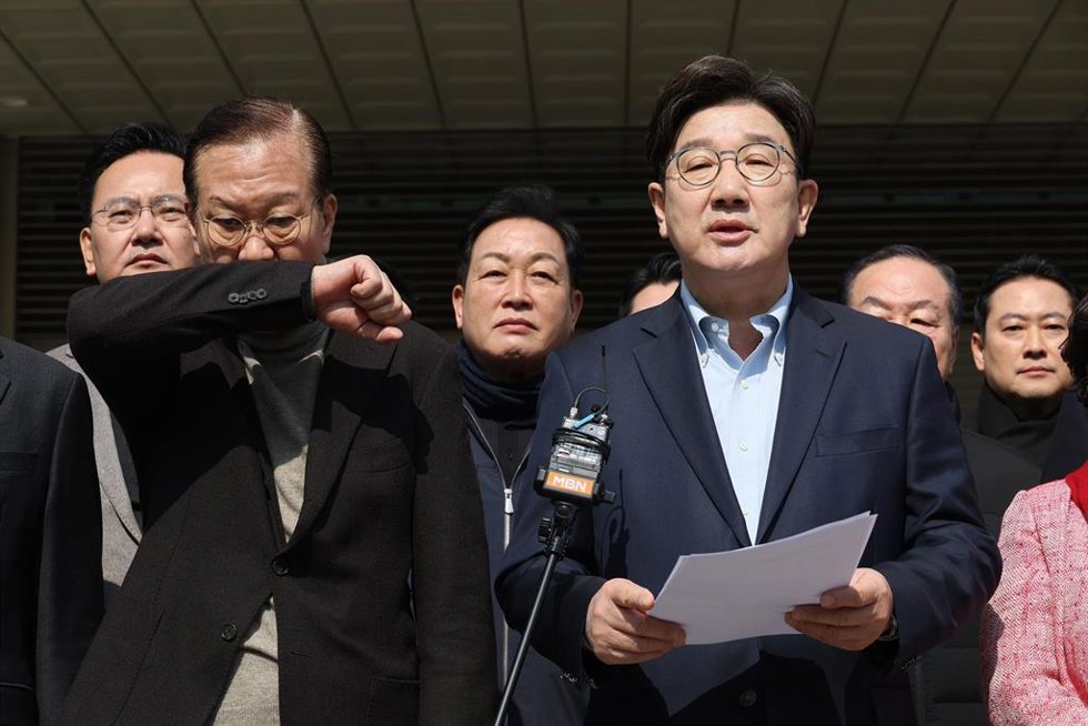 Archivo - El diputado opositor Kweon Seong Dong, a la derecha, durante un acto de campaña.