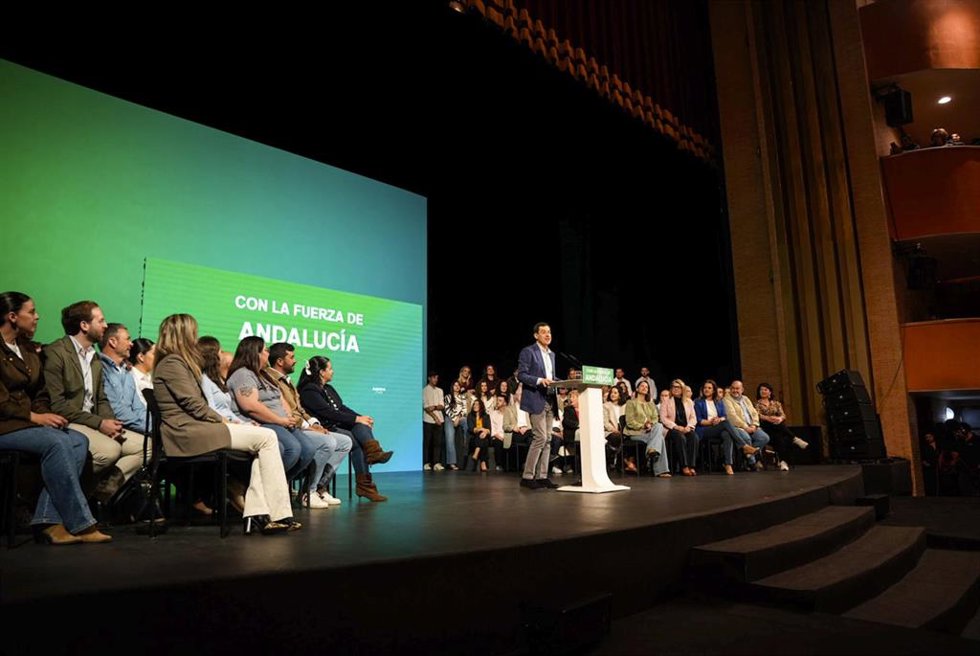 El candidato a la reelección a presidente de la Junta de Andalucía, Juanma Moreno, interviene en un acto de precampaña en el auditorio Maestro Padilla de Almería. A 25 de abril de 2026. (Foto de archivo).