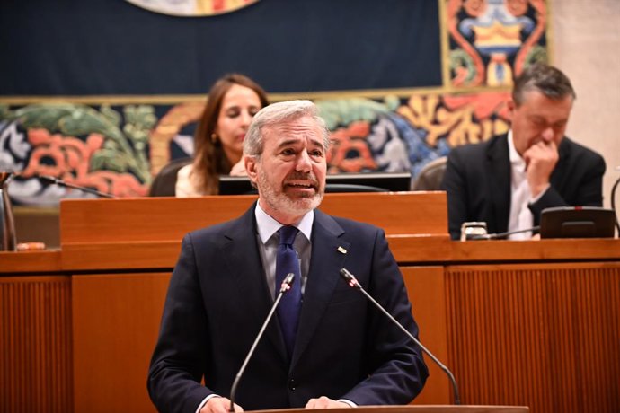 O presidente interino do Governo de Aragão, Jorge Azcón, expõe o programa político do governo que pretende formar, com base no acordo entre o PP e o Vox, na sessão plenária das Cortes de Aragão, em 28 de abril de 2026, em Saragoça, Aragão (Espanha). O p