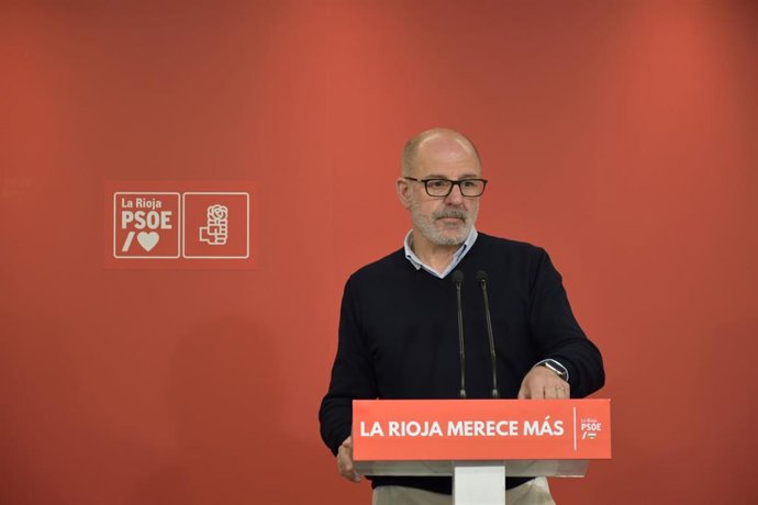 El diputado del PSOE, Miguel González de Legarra, en comparecencia de prensa