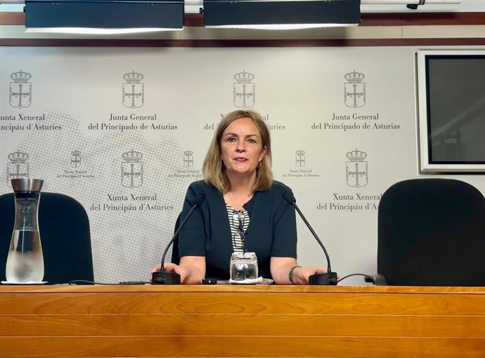 Archivo - La diputada y portavoz de Somos Asturies, Covadonga Tomé en una rueda de prensa en la Junta General en una imagen de archivo.