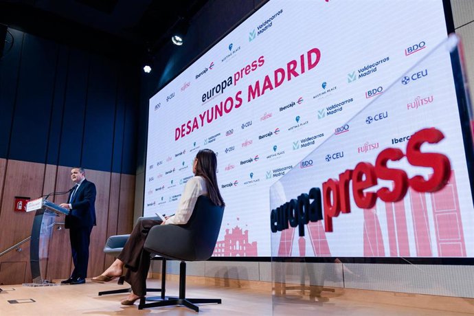 El consejero de Vivienda, Transportes e Infraestructuras, Jorge Rodrigo (7d), participa en un desayuno organizado por Europa Press, a 28 de abril de 2026, en Madrid (España).