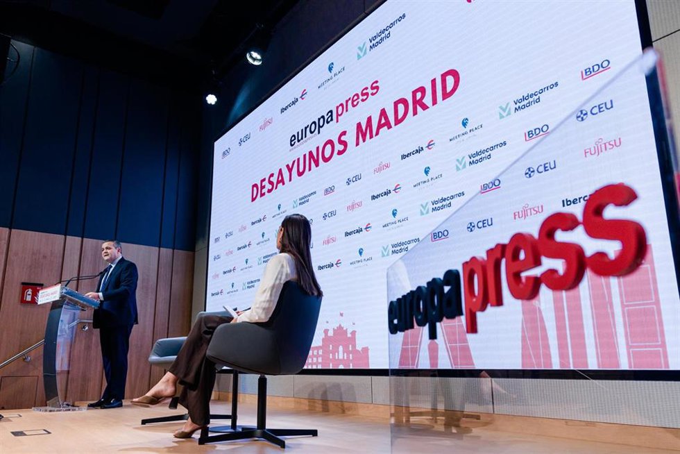 El consejero de Vivienda, Transportes e Infraestructuras, Jorge Rodrigo (7d), participa en un desayuno organizado por Europa Press, a 28 de abril de 2026, en Madrid (España).