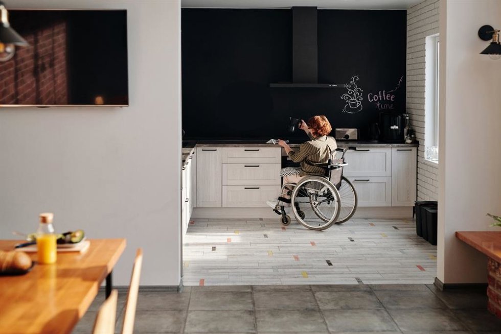 Una personas con discapacidad en su vivienda.