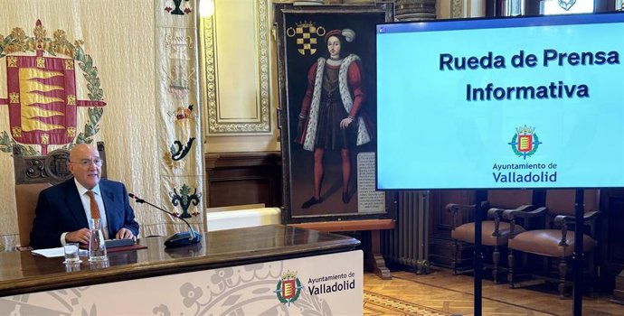 El alcalde de Valladolid, Jesús Julio Carnero, en rueda de prensa.