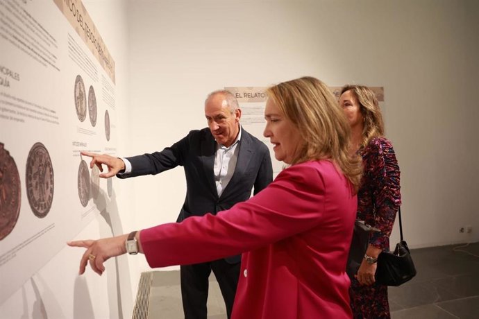 El alcalde de Tomares, junto a la viceconsejera de Cultura y Deporte y la comisaria de la muestra, en la inauguración de la exposición, en la Hacienda Santa Ana.