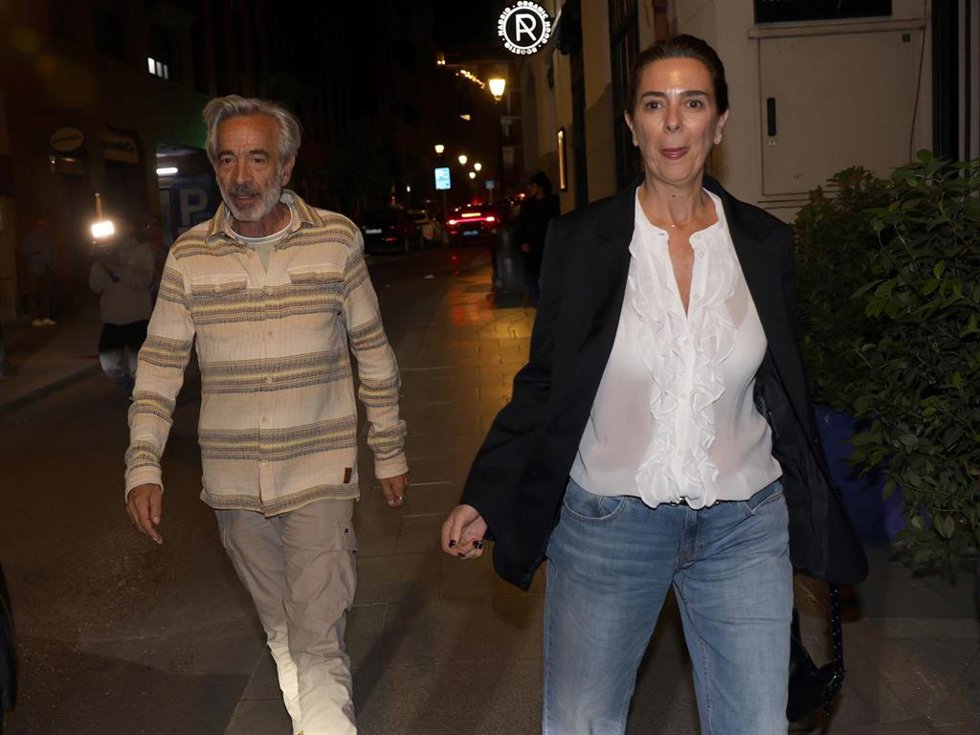 Imanol Arias junto a su mujer, Nélida Grajales, celebra su 70 cumpleaños en  un restaurante