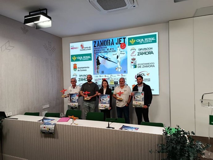 El concejal de Deportes, Manuel Alesander Alonso; el secretario del Club Aeromodelismo Zamora, Alberto Martín; la responsable de comunicación de Caja Rural, Laura Huertos; el presidente del club, Santiago Salgado; y el diputado de Deportes, Juan del Canto