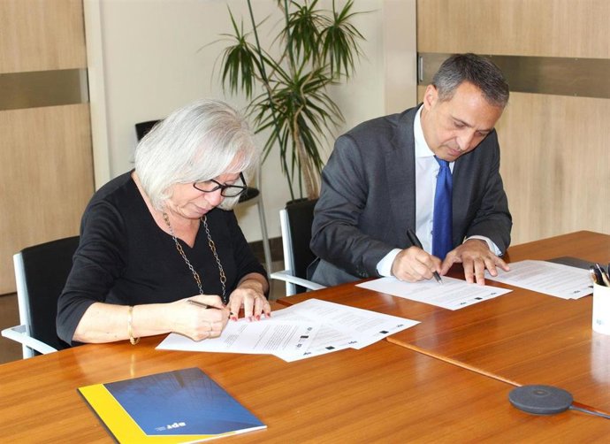 Montserrat Junyent (API Catalunya) y Frederic Munné (TAB) durante la firma del convenio
