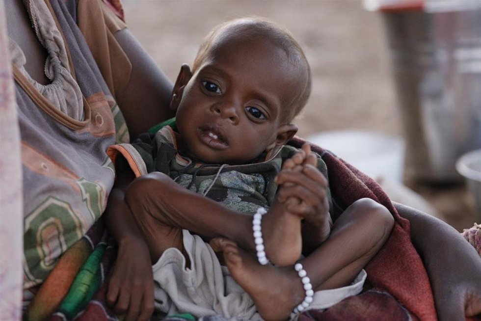 Archivo - Una mujer sudanesa con su hijo en un refugio temporal en Tawila, en Darfur Norte, Sudán (archivo)