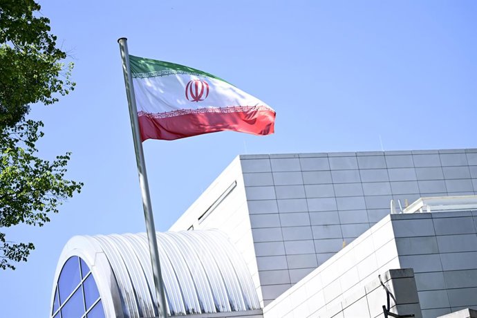 Archivo - Arquivo - 22 de junho de 2025, Berlim: A bandeira iraniana hasteada em frente à Embaixada da República Islâmica do Irã em Berlim. O Irã deu a entender que está considerando suspender totalmente o enriquecimento de urânio, o que indica uma possív