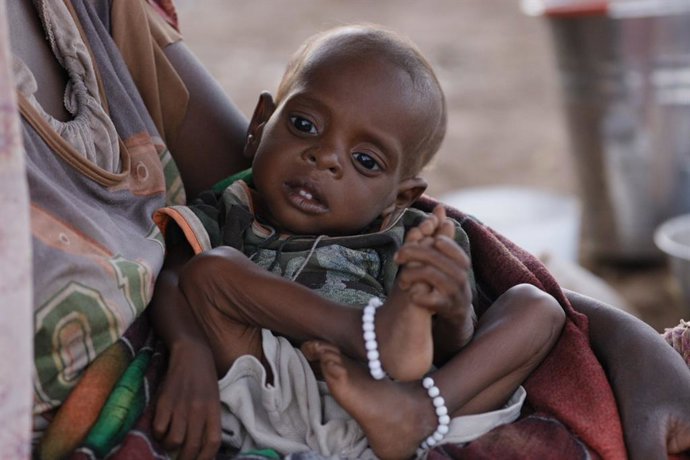 Archivo - Una mujer sudanesa con su hijo en un refugio temporal en Tawila, en Darfur Norte, Sudán (archivo)