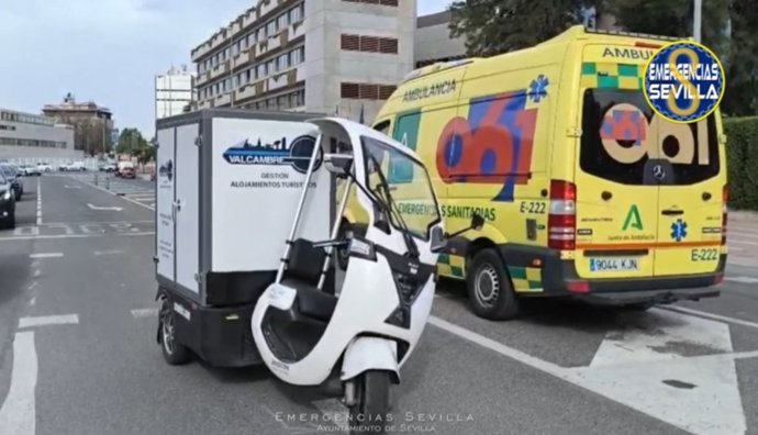 Ciclomotor de reparto involucrado en el accidente de tráfico, en la avenida Bueno Monreal.