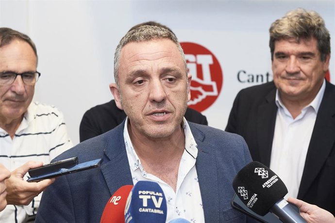 Archivo - El secretario general de UGT en Cantabria, Mariano Carmona. Foto de archivo