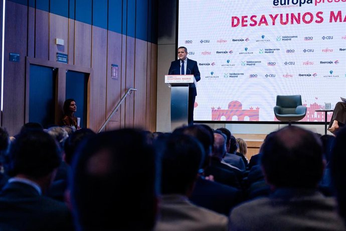 El consejero de Vivienda, Transportes e Infraestructuras, Jorge Rodrigo (7d), participa en un desayuno organizado por Europa Press, a 28 de abril de 2026, en Madrid (España).