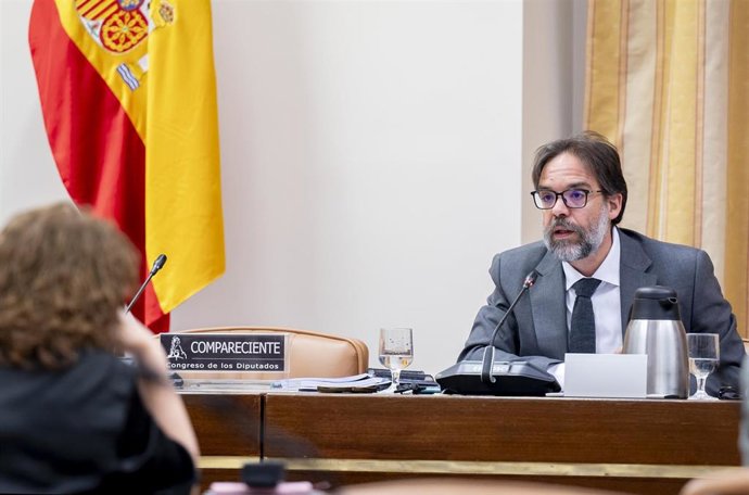 El presidente de la Entidad Pública Empresarial Renfe Operadora, Álvaro Fernández Heredia, comparece ante la Comisión de Transportes y Movilidad Sostenible, a 28 de abril de 2026, en Madrid (España).