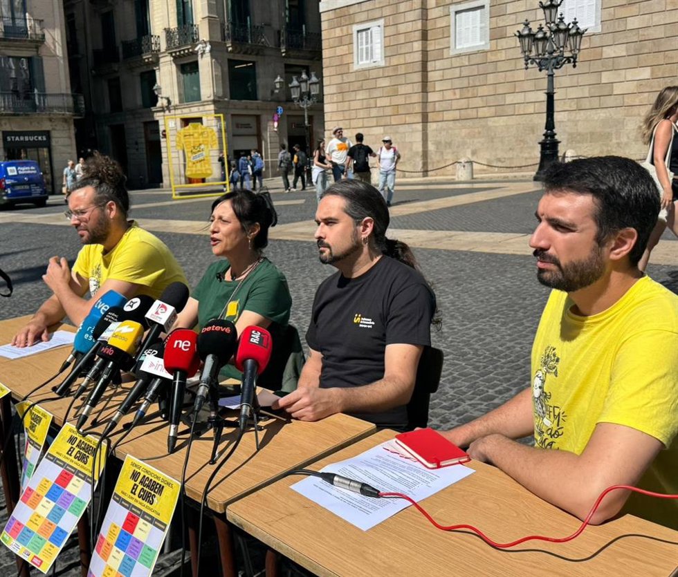 Representantes de los sindicatos Ustec, Aspepc, CGT e Intersindical en la plaza de Sant Jaume de Barcelona.