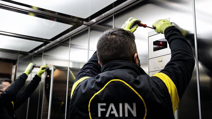 Un operario de ascensor del Grupo FAIN.