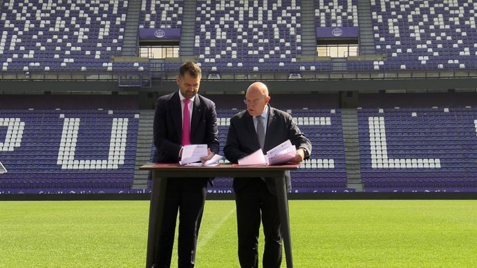 Archivo - El copresidente del Real Valladolid, Gabriel Solares (izda), y el alcalde de Valladolid, Jesús Julio Carnero, firman el protocolo para las obras de mejora del estadio José Zorrilla y las instalaciones exteriores del club.
