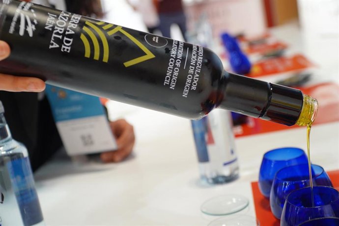 Una botella de aceite de oliva de la Denominación de Origen Sierra de Cazorla.