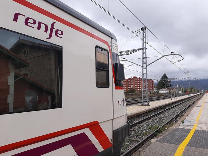 Archivo - Tren de Renfe en la estación de Reinosa. Cercanías