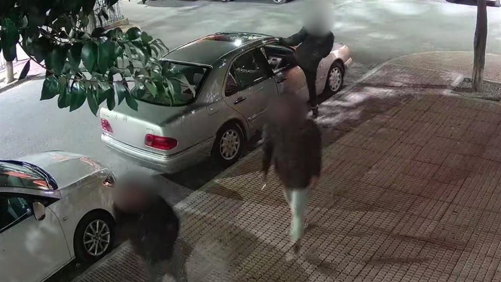 Imagen de una cámara de seguridad en la que se ve a los detenido robando en un vehículo