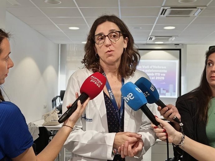 Espiau atendiendo a los medios.