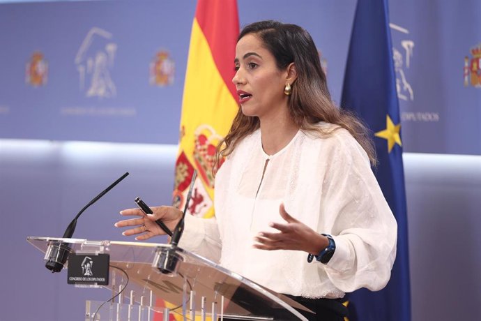 La diputada del Grupo Parlamentario Plurinacional SUMAR, Tesh Sidi, durante una rueda de prensa en el Congreso de los Diputados.