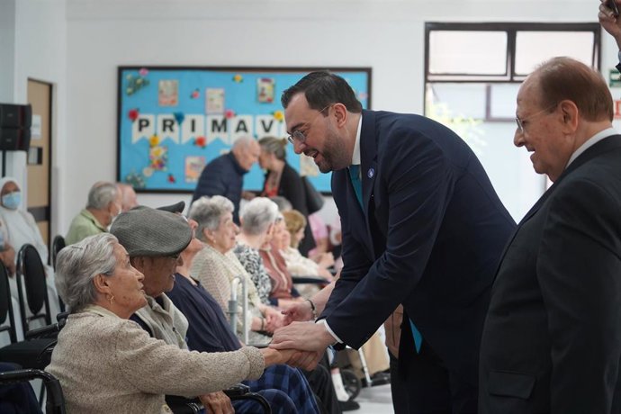 El presidente del Principado, Adrián Barbón, durante una visita al asilo del Hospital Español de México.