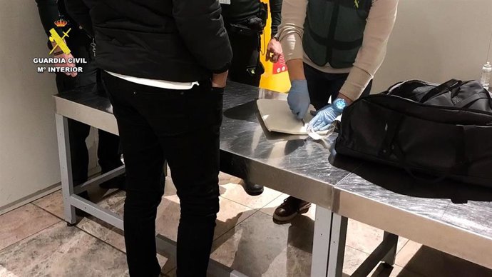 Detenido un hombre en el aeropuerto de Alicante-Elche tras hallar en su maleta 3,5 kilos de cocaína