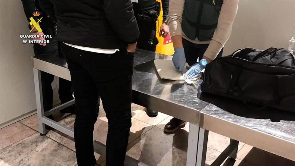 Detenido un hombre en el aeropuerto de Alicante-Elche tras hallar en su maleta 3,5 kilos de cocaína