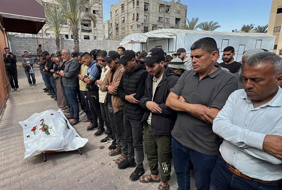 Palestinos durante el funeral de un muerto por un ataque de Israel contra la Franja de Gaza a pesar del alto el fuego en vigor desde octubre de 2025