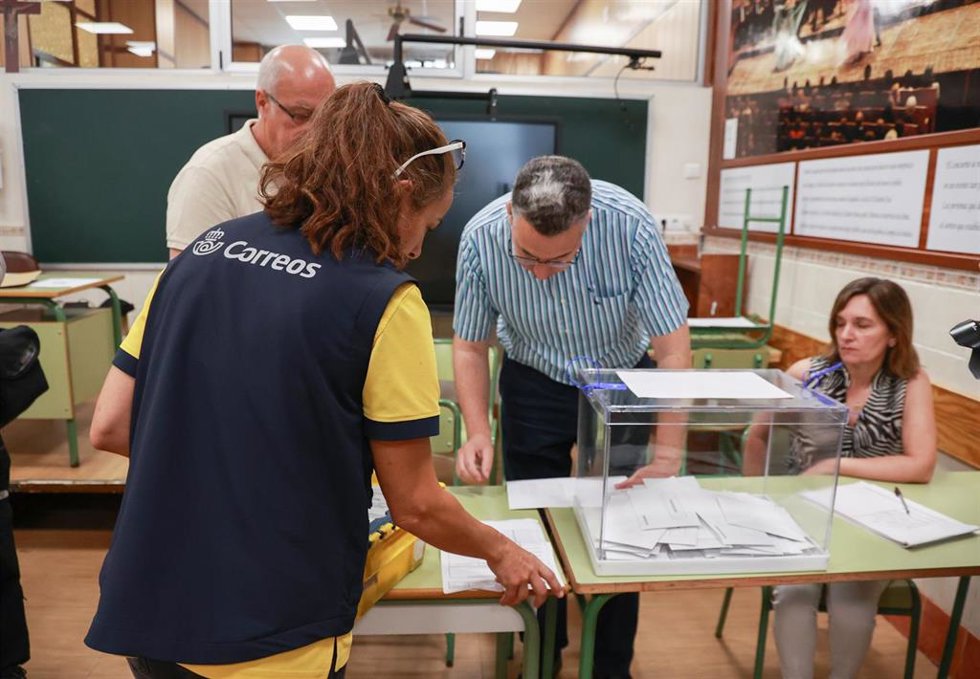 Archivo - Una empleada de Correos entrega los votos por correo de algunos votantes de un colegio electoral en Sevilla, a 9 de junio de 2024, en Málaga (Andalucía, España). (Foto de archivo).