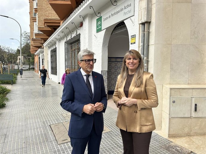 El secretario general del PSOE de Málaga y candidato socialista, Josele Aguilar, y la secretaria coordinadora del Área de Políticas del Estado del Bienestar y Derechos de la Ciudadanía del PSOE de Málaga, Estefanía Martín Palop