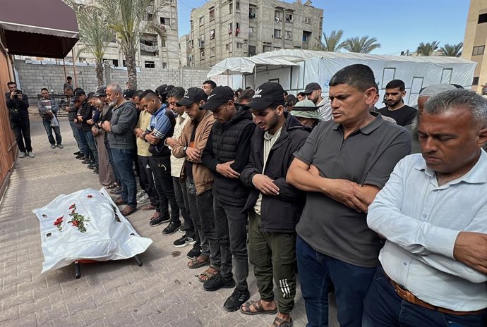 28 de abril de 2026, Khan Yunis, Faixa de Gaza, Território Palestino: Palestinos se despedem do corpo de Amjad al-Jarouf no Complexo Médico Nasser. Ele foi morto por tiros israelenses a leste de Khan Yunis, no sul da Faixa de Gaza, em 28 de abril de 2026