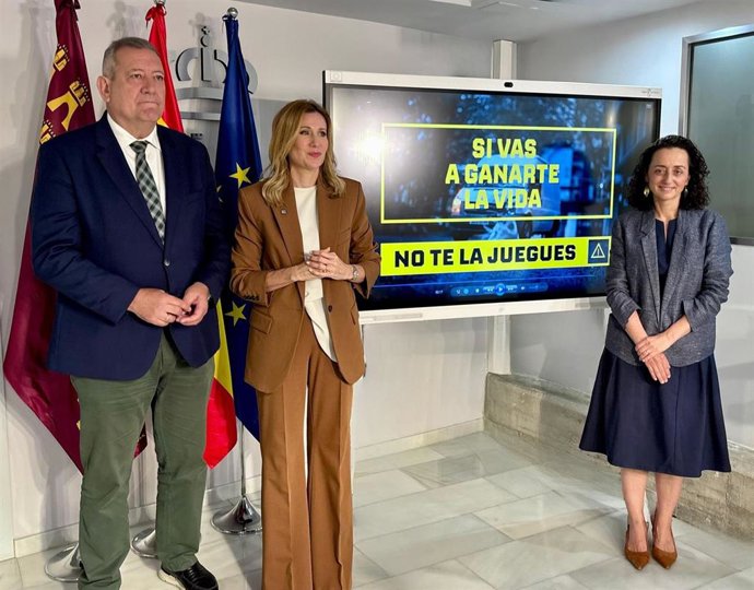 La consejera de Empresa, Empleo y Economía Social, Marisa López Aragón, junto con la secretaria general de la Consejería, Ana Losantos, y el director general de Trabajo, Juan Marín, hoy durante la presentación de la campaña de concienciación 'Si vas a gan