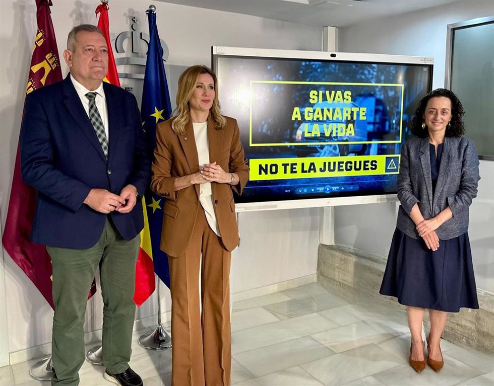 La consejera de Empresa, Empleo y Economía Social, Marisa López Aragón, junto con la secretaria general de la Consejería, Ana Losantos, y el director general de Trabajo, Juan Marín, hoy durante la presentación de la campaña de concienciación 'Si vas a gan