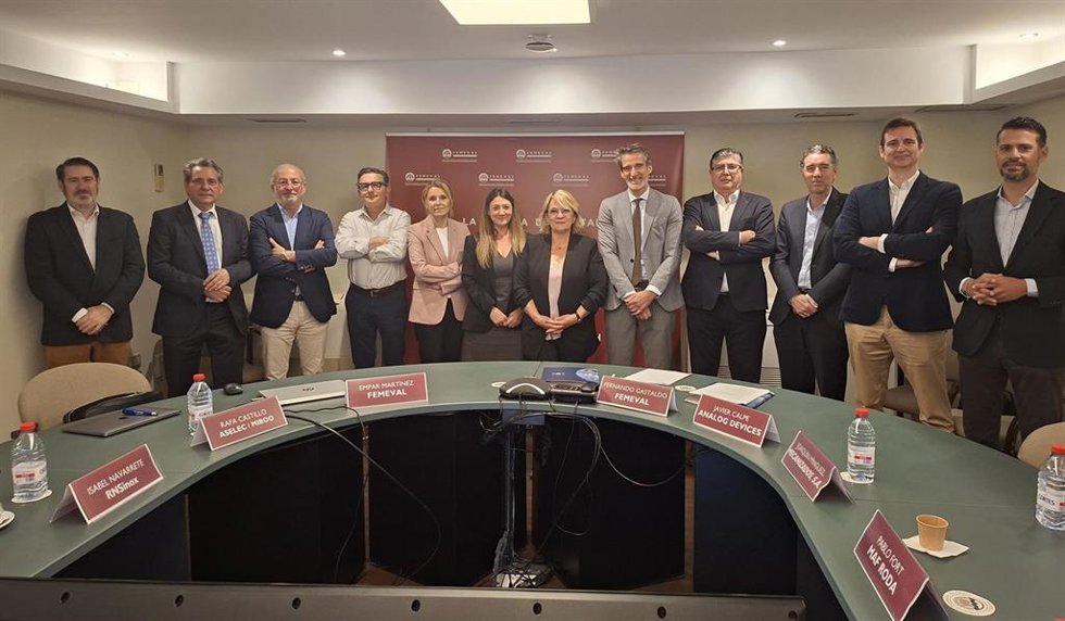 Encuentro de femeval con la comisionada
