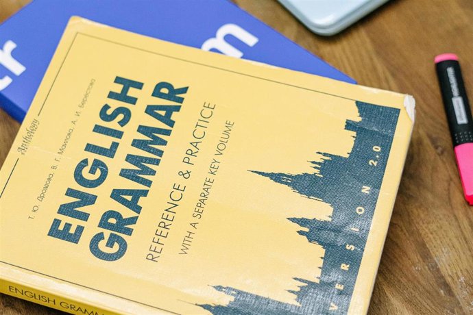 Archivo - Libro de gramática inglesa.