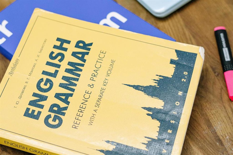Archivo - Libro de gramática inglesa.
