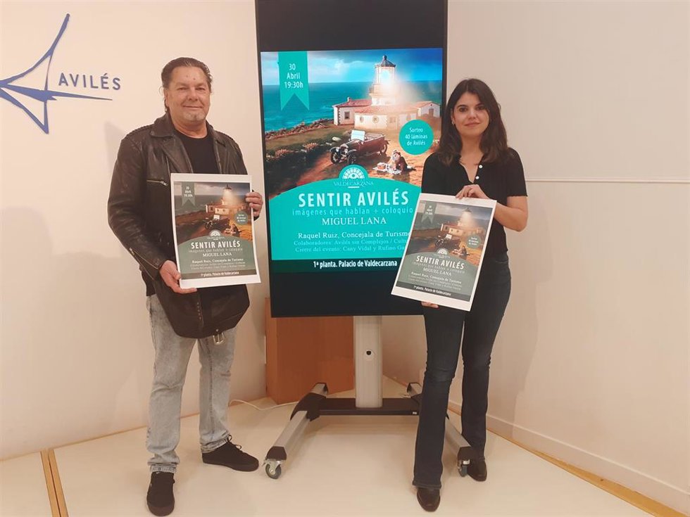 El artista digital Miguel Lana y la concejala de Turismo de Avilés, Raquel Ruiz.