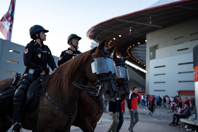 Archivo - Varios agentes de Policía a caballo controlan los exteriores del Cívitas Metropolitano, a 10 de abril de 2024, en Madrid (España). Aficionados del equipo alemán, Borussia Dortmund, han salido a las calles de Madrid para la previa antes del parti