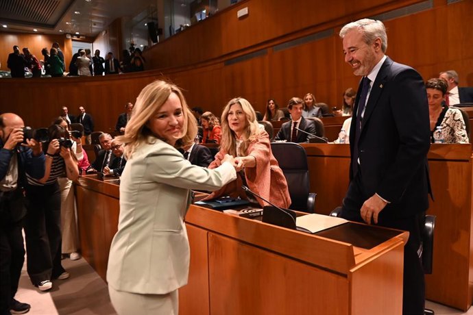 El presidente del Gobierno de Aragón en funciones, Jorge Azcón, saluda a la secretaria general del PSOE Aragón, Pilar Alegría, en el Pleno de las Cortes de Aragón.