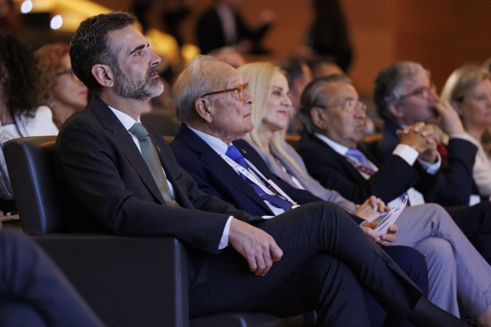 El consejero de Agricultura, Pesca, Agua y Desarrollo Rural de la Junta de Andalucía, Ramón Fernández-Pacheco (1i), asiste a la inauguración de la decimotercera edición del Congreso Mundial del Jamón. A 28 de abril de 2026 en Granada (Andalucía, España).