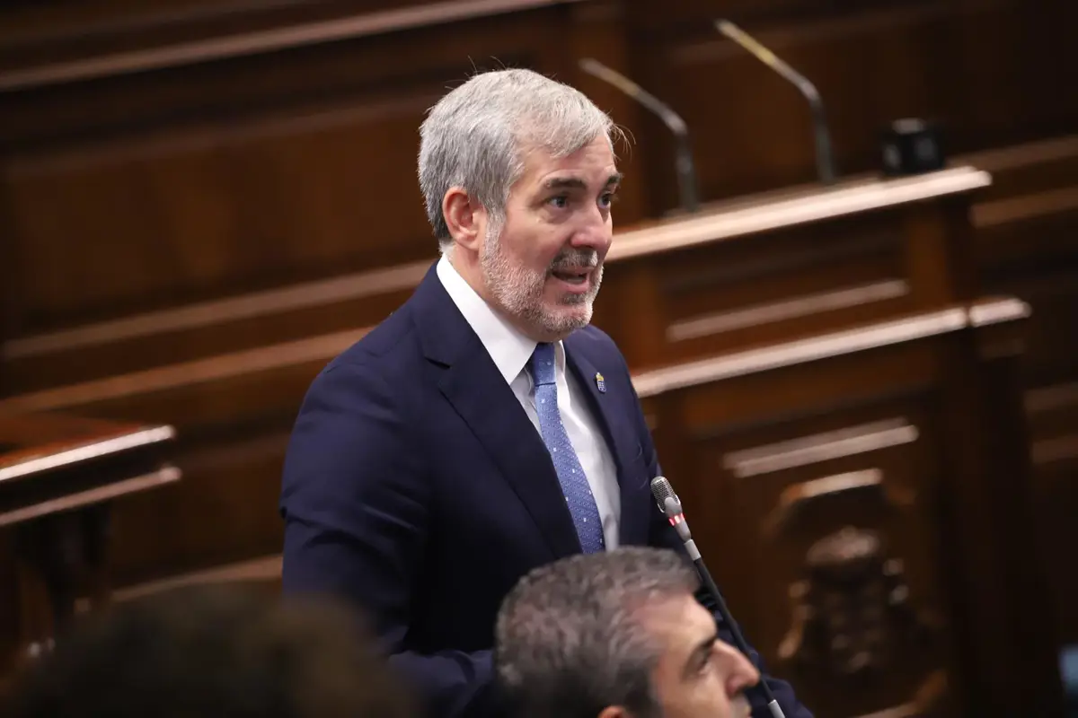 Archivo - El presidente de Canarias, Fernando Clavijo, responde a las preguntas de los grupos parlamentarios en el Pleno del Parlamento.