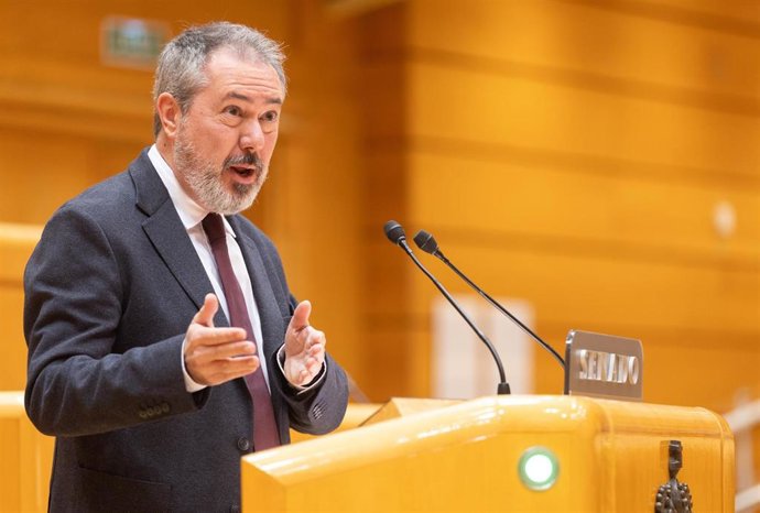 Archivo - El senador del PSOE, Juan Espadas, durante una sesión plenaria, en el Senado, a 4 de febrero de 2026, en Madrid (España). 