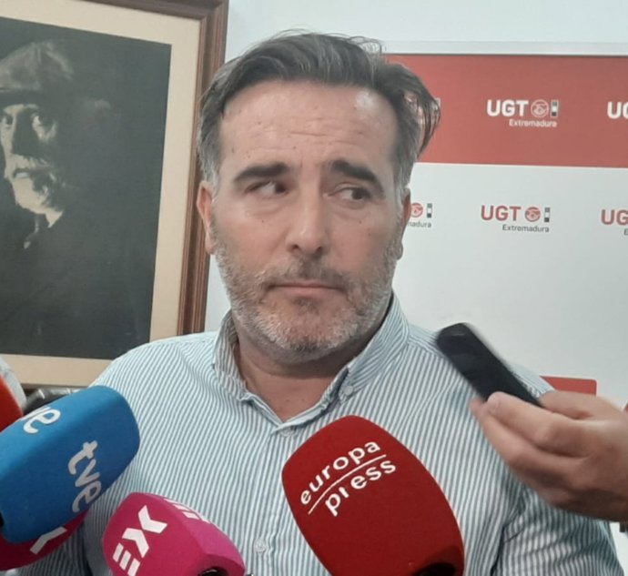 El secretario de Política Institucional y Empleo de UGT Extremadura, Francisco Morcillo, en declaraciones a los medios para valorar la EPA
