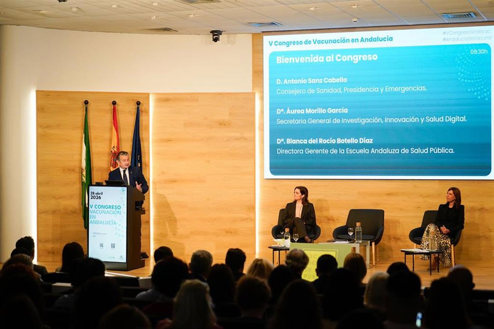 El consejero de Sanidad, Presidencia y Emergencias, Antonio Sanz, interviene en el V Congreso de Vacunación en Andalucía (Andavac) en Granada. 